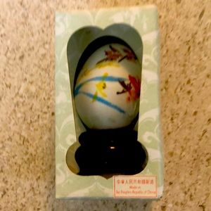 PEOPLES REPUBLIC OF CHINA HAND PAINTED EGG SHELL WITH STAND IN ORIGINAL BOX